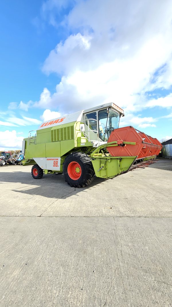 Front right view of the Claas Dominator 98S combine harvester, displaying the harvesting head, wheels, and operator's cabin.