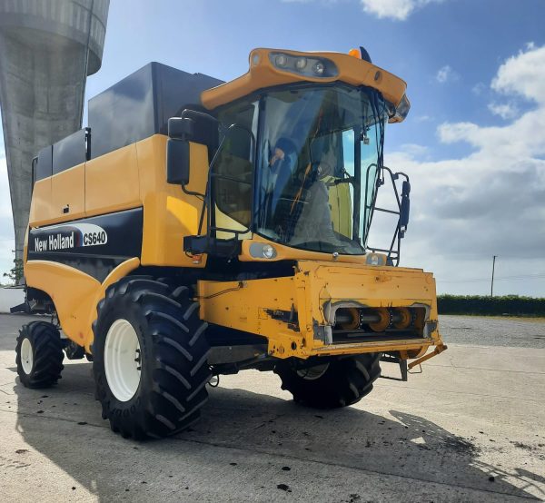 Front side diagonal to the right view of New Holland CS640 harvester, focusing on the cutting head and overall machinery design.