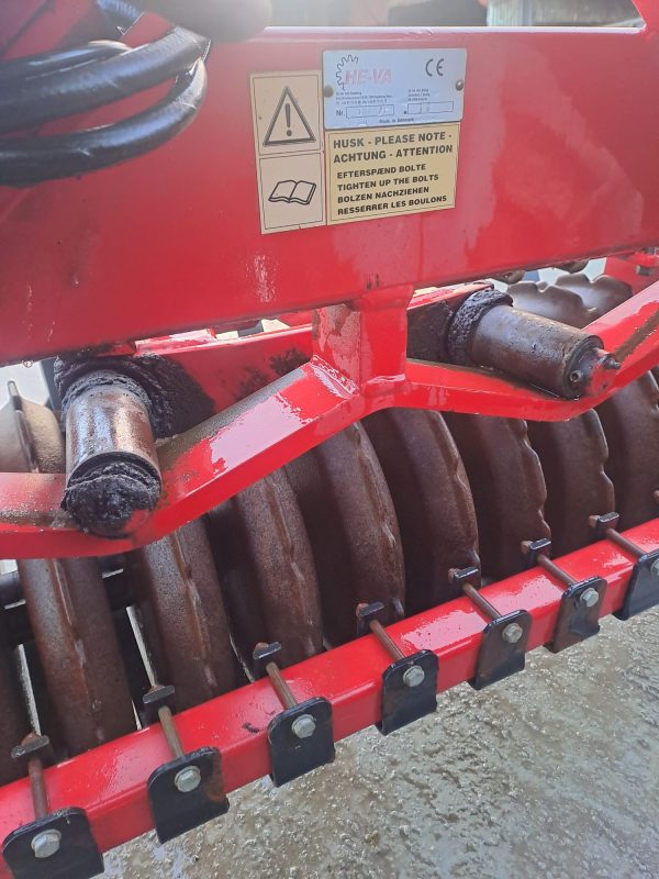 Close-up view of the inside parts of the Front Press HI VA, focusing on the blades and their design for efficient soil compaction.