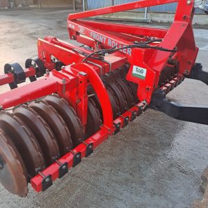 Side view of the Front Press HI VA, focusing on the attachment point with hook for connecting to tractors or machinery.