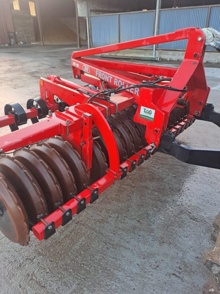 Side view of the Front Press HI VA, focusing on the attachment point with hook for connecting to tractors or machinery.