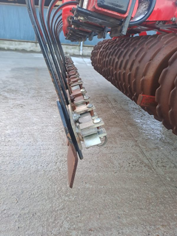Side view of the Front Press HI VA, focusing on the front metal parts and construction for agricultural efficiency.