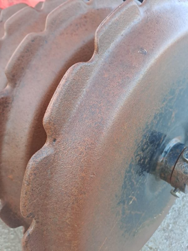 Close-up view of the rounded blades/razors of the Front Press HI VA, showcasing their design and precision for effective soil compaction.