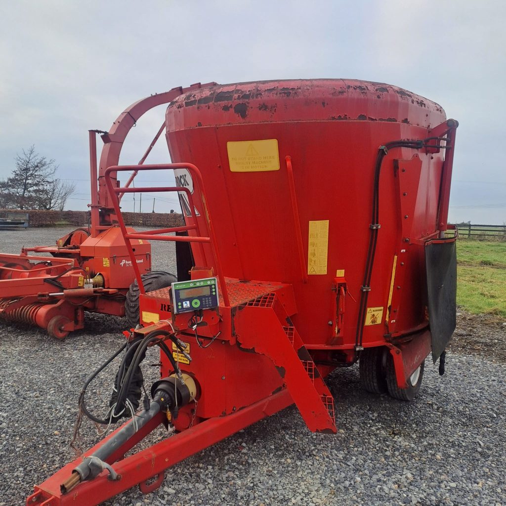 Front left view of the Red Rock VM 14 Tub Diet Feeder, showcasing its hook and digital display for efficient feed management.