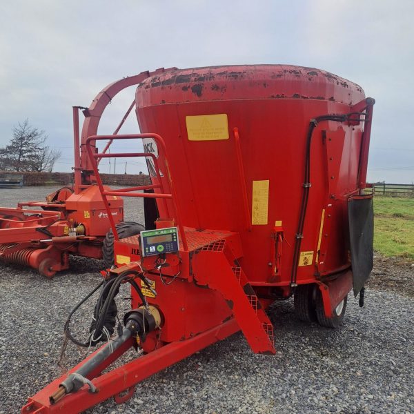 Front left view of the Red Rock VM 14 Tub Diet Feeder, showcasing its hook and digital display for efficient feed management.