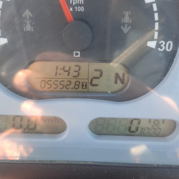 Close-up of the tractor’s display showing the kilometers traveled, highlighting the digital controls and tracking system.