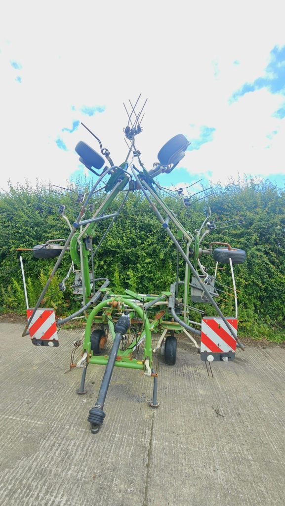 Front view of a Fendt Twister 7706, highlighting its design and agricultural functionality.